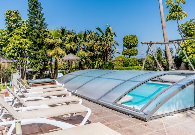 Piscina climatizada de esta villa en Alhaurín de la Torre