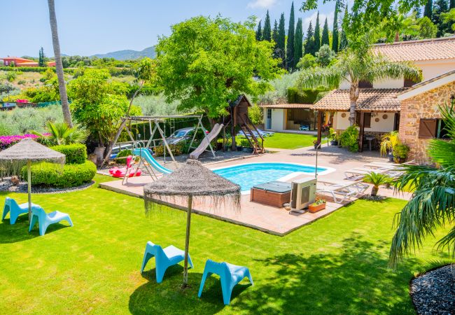 Piscina climatizada de esta villa en Alhaurín de la Torre