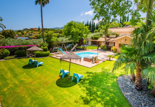 Piscina climatizada de esta villa en Alhaurín de la Torre 