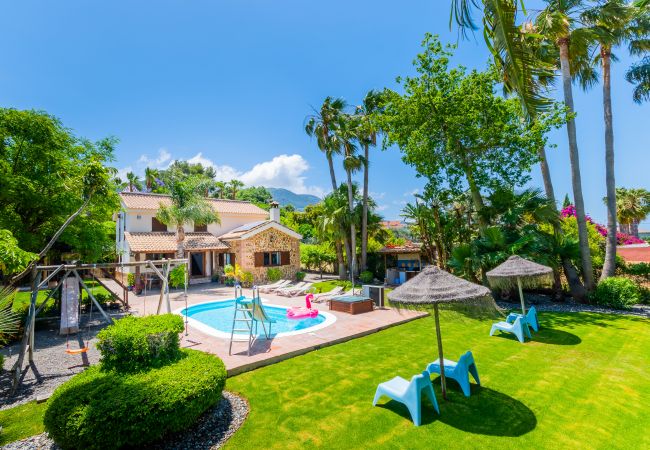 Piscina climatizada de esta villa en Alhaurín de la Torre