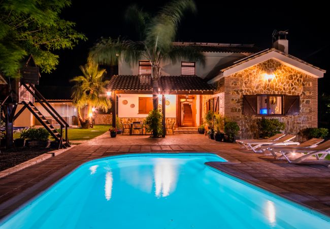 Piscina climatizada de esta villa en Alhaurín de la Torre