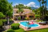 Piscina climatizada de esta villa en Alhaurín de la Torre