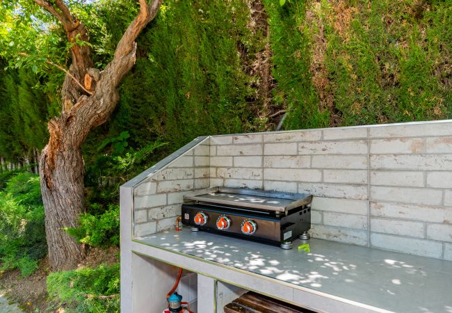 Barbacoa de esta casa de madera en Alhaurín de la Torre