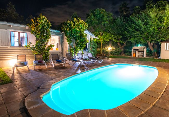 Piscina de esta casa de madera en Alhaurín de la Torre