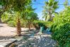 Jardín de esta casa de madera en Alhaurín de la Torre