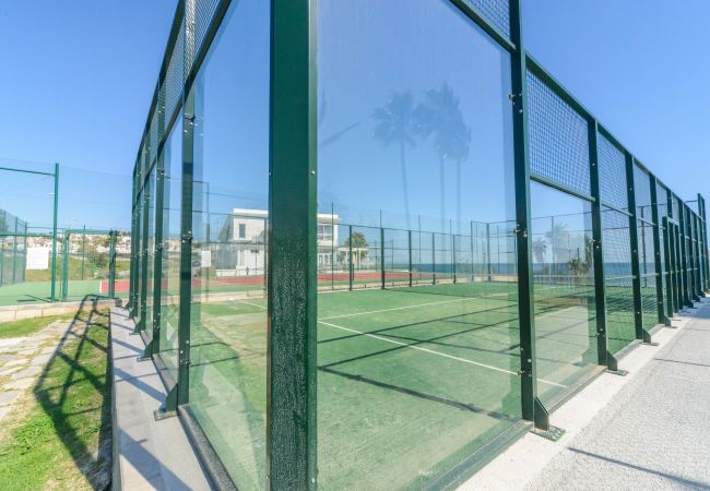 Pistas de padel de este apartamento en Marbella