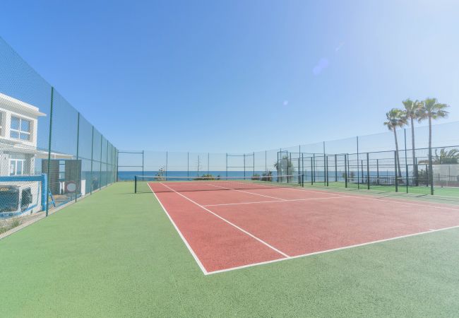 Pistas de tenis comunitarias de este apartamento en Marbella