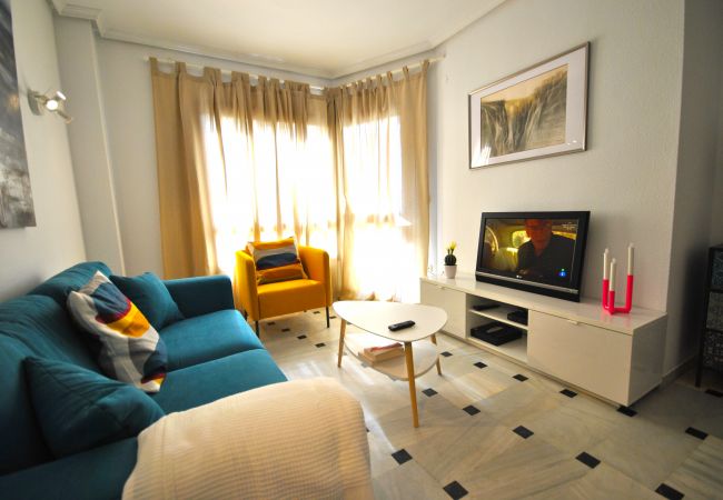 Salón comedor de este apartamento en Marbella