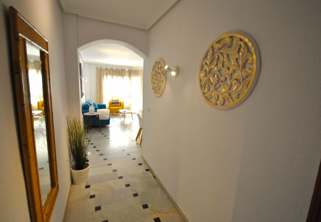 Salón comedor de este apartamento en Marbella