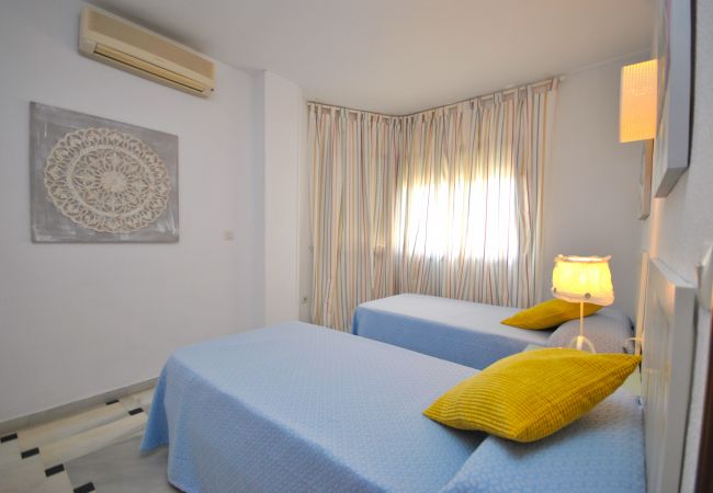 Dormitorio individual de este apartamento en Marbella