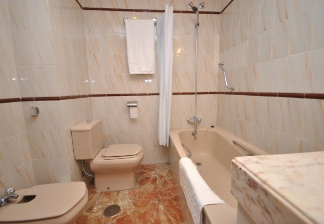 Baño de este apartamento en Marbella