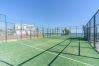 Pistas de padel de las zonas comunes de este apartamento en Marbella