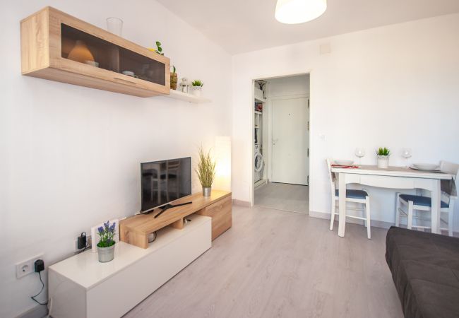 Salón comedor de este apartamento en Benalmádena