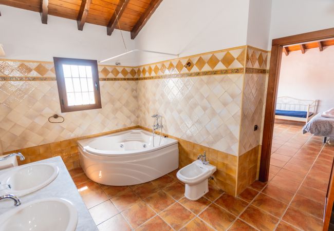 Baño con jacuzzi de esta villa en Alhaurín el Grande