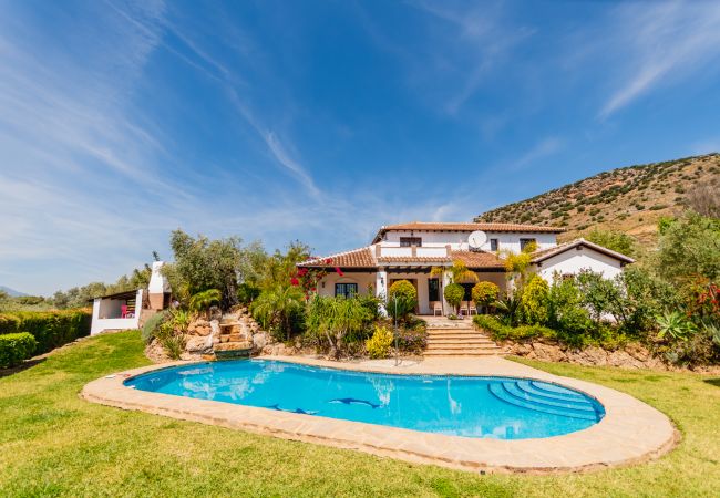 Piscina privada de esta villa en Alhaurín el Grande