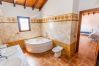 Baño con jacuzzi de esta villa en Alhaurín el Grande