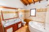 Baño con jacuzzi de esta villa en Alhaurín el Grande