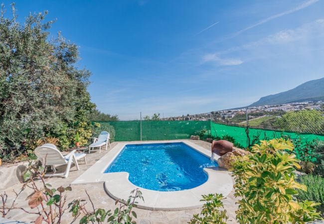 Piscina privada de esta finca en Alhaurín el Grande