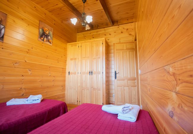 Dormitorio de esta casa de madera en Alhaurín el Grande