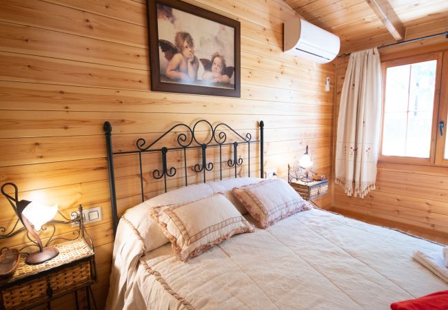 Dormitorio de esta casa de madera en Alhaurín el Grande