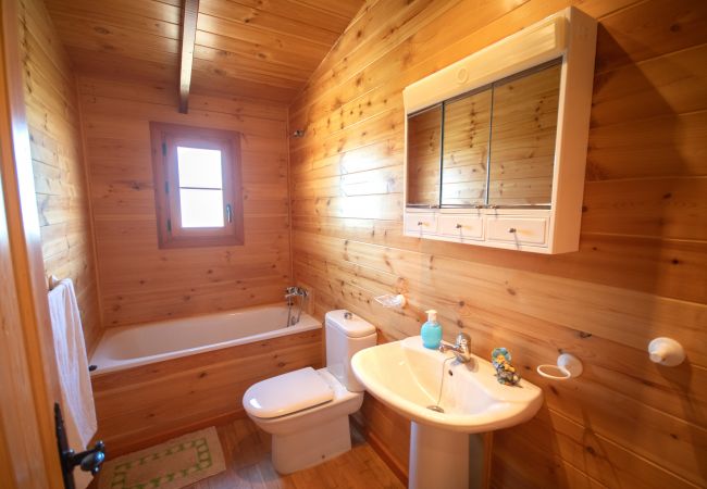 Baño de esta casa de madera en Alhaurín el Grande