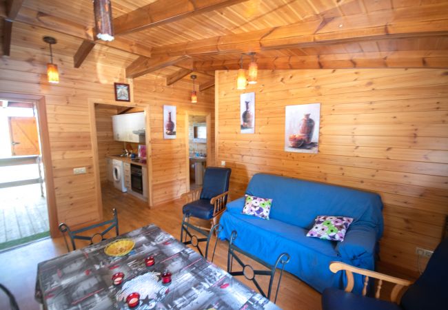 Salón de esta casa de madera en Alhaurín el Grande