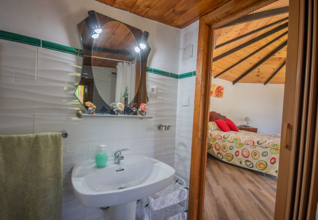 Baño de esta casa de madera en Alhaurín el Grande