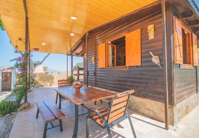 Terraza de esta casa de madera en Alhaurín el Grande