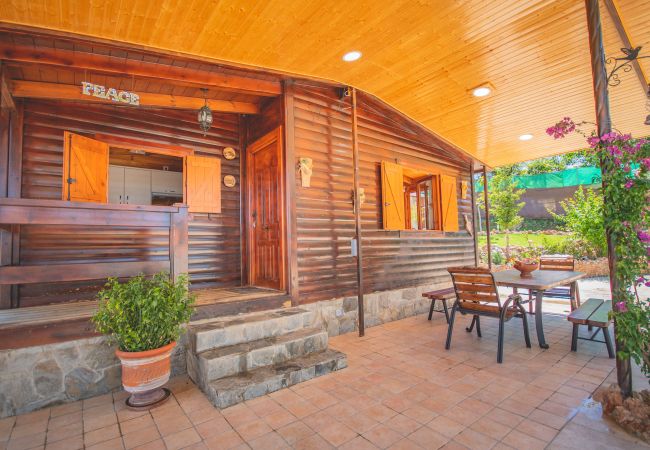 Terraza de esta casa de madera en Alhaurín el Grande