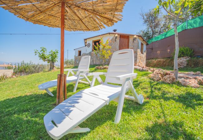 Jardín de esta casa de madera en Alhaurín el Grande