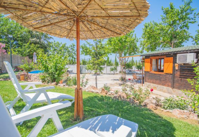 Jardín de esta casa de madera en Alhaurín el Grande