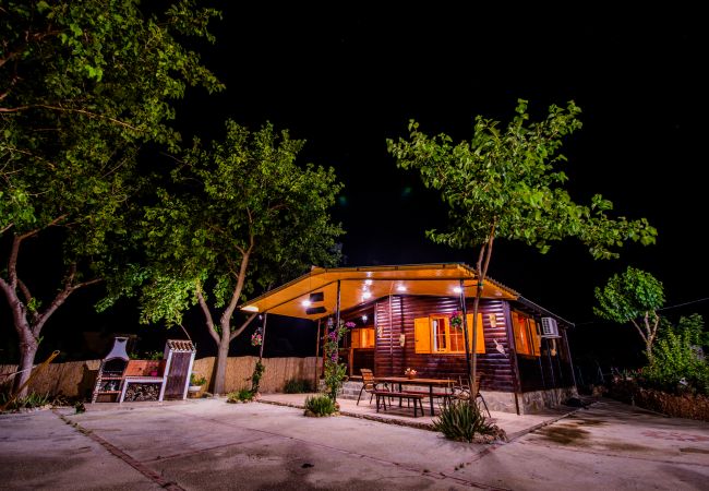 Terraza de esta casa de madera en Alhaurín el Grande