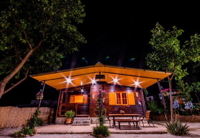 Terraza de esta casa de madera en Alhaurín el Grande