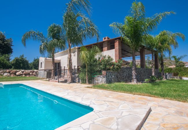 Piscina privada de esta finca en Alhaurín el Grande