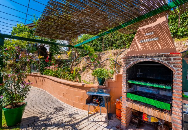 Barbacoa de esta casa cerca de El Caminito del Rey