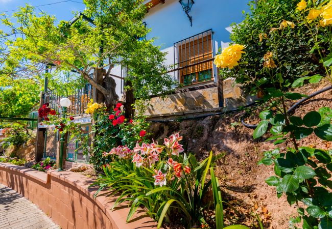 Disfruta del jardín de esta casa cerca de El Caminito del Rey