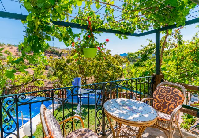 Jardín de esta casa cerca de El Caminito del Rey