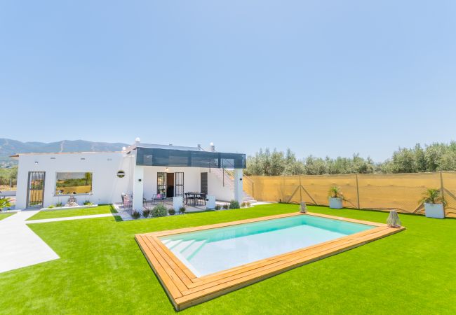 Piscina privada de esta finca en Alhaurín el Grande