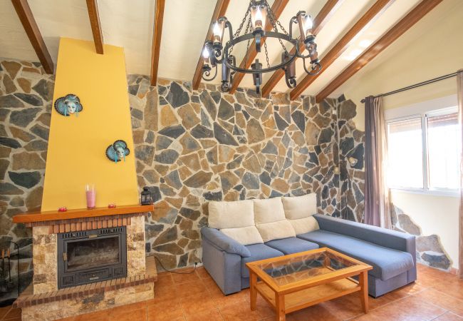 Living room with fireplace of this farm in Alhaurín el Grande