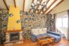 Living room with fireplace of this farm in Alhaurín el Grande