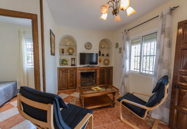 Living room with fireplace of this farm in Alhaurín el Grande