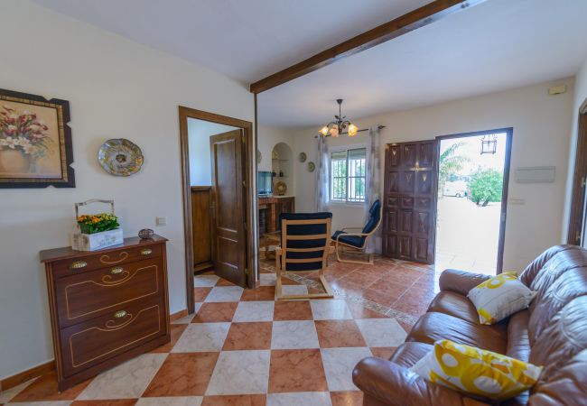 Living room with fireplace of this farm in Alhaurín el Grande