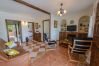 Living room with fireplace of this farm in Alhaurín el Grande