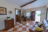 Living room with fireplace of this farm in Alhaurín el Grande