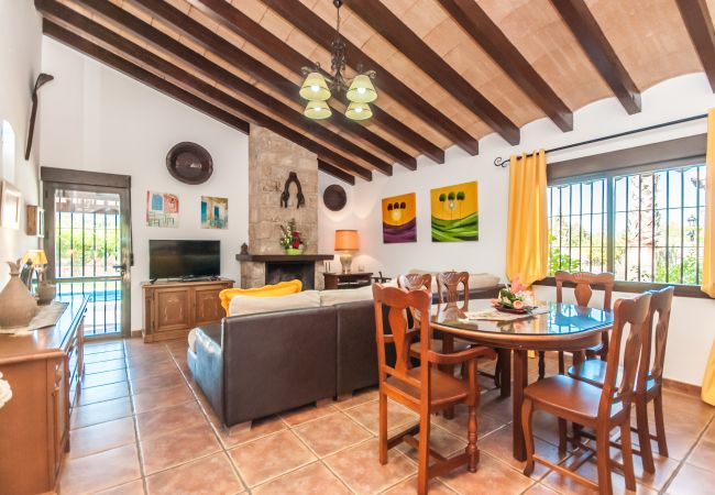 Dining room of this country house in Alhaurín de la Torre