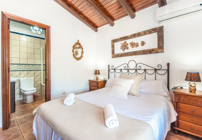 Bedroom of this country house in Alhaurín de la Torre