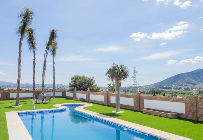 Private pool of this Villa in Cártama