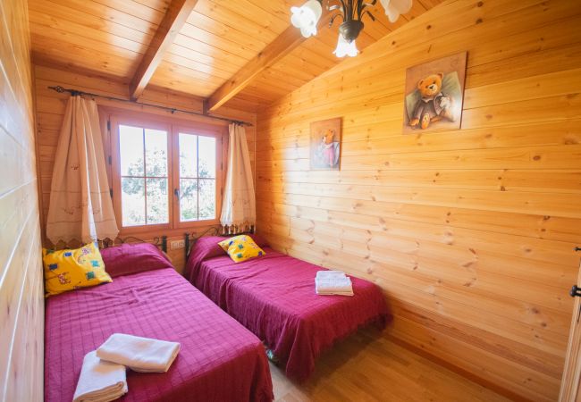 Bedroom of this wooden house in Alhaurín el Grande