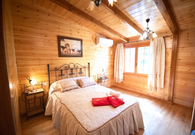 Bedroom of this wooden house in Alhaurín el Grande