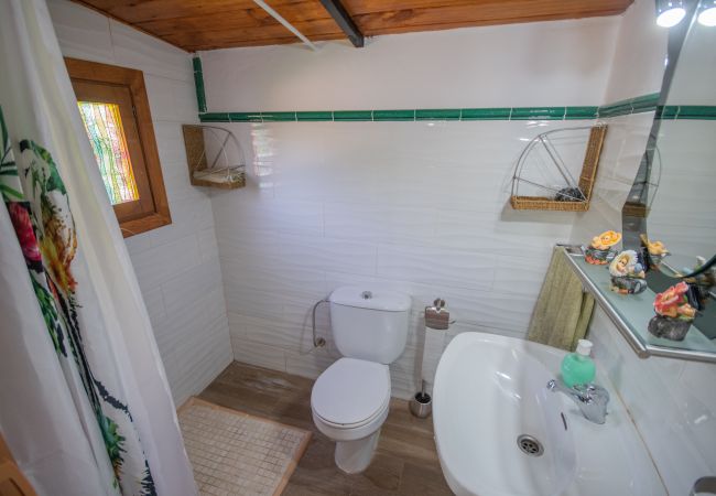 Bathroom of this wooden house in Alhaurín el Grande